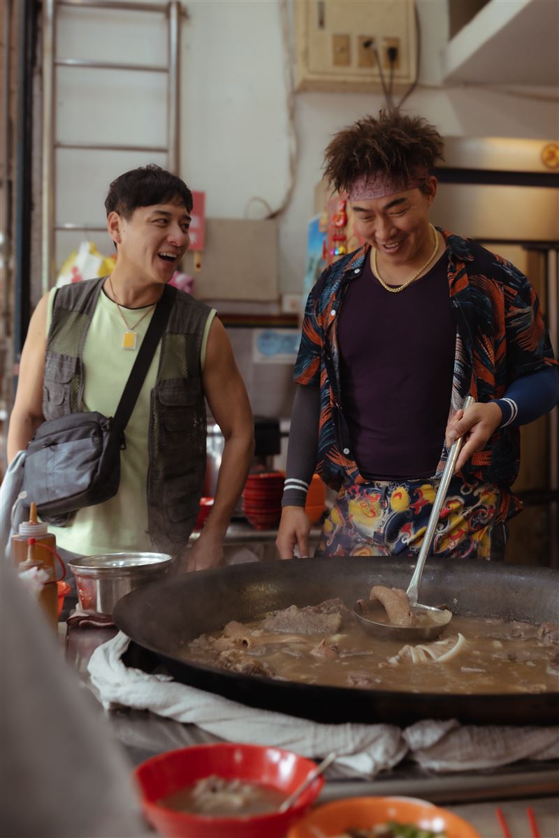 鄭人碩(左)、郭泓志因合作《我們的藍調時光》建立好交情。(圖/米神國際提供)