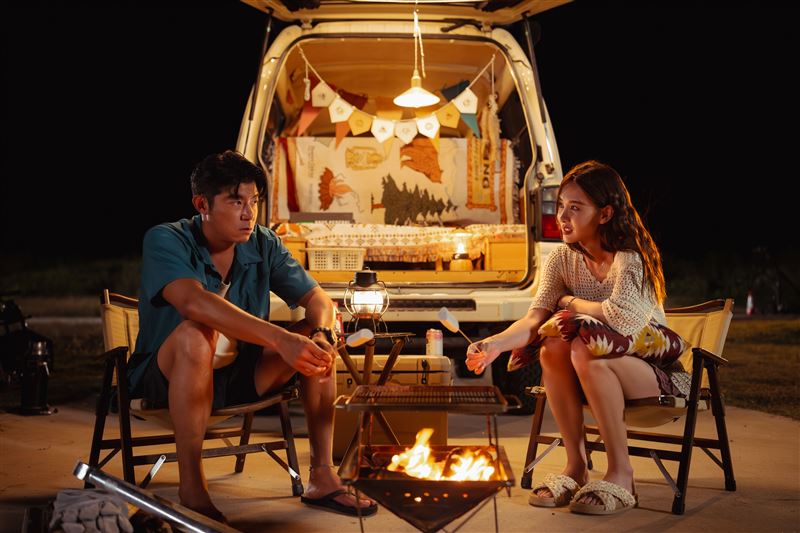 王柏傑(左)、安心亞難忘《我們的藍調時光》在澎湖拍攝的時光。(圖/米神國際提供)