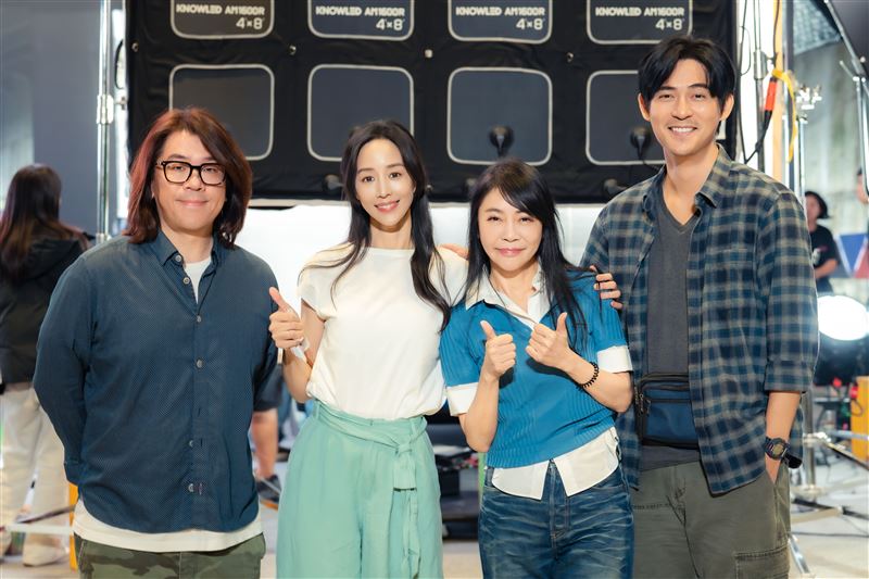 《我們的藍調時光》最後殺青的周渝民(前排左起)、張鈞甯、陸弈靜、鍾欣凌、總製作人柴智屏、導演林子平、信與工作人員合照留念。(圖/米神國際提供)