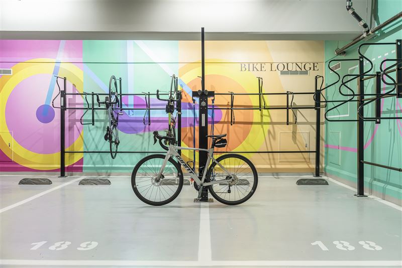 為呈現騎行文化與奢華旅宿的融合精神，四方共同打造全新 BIKE LOUNGE（自行車騎行廊），成為旅客啟動城市探索的第一站。（圖／翻攝畫面）