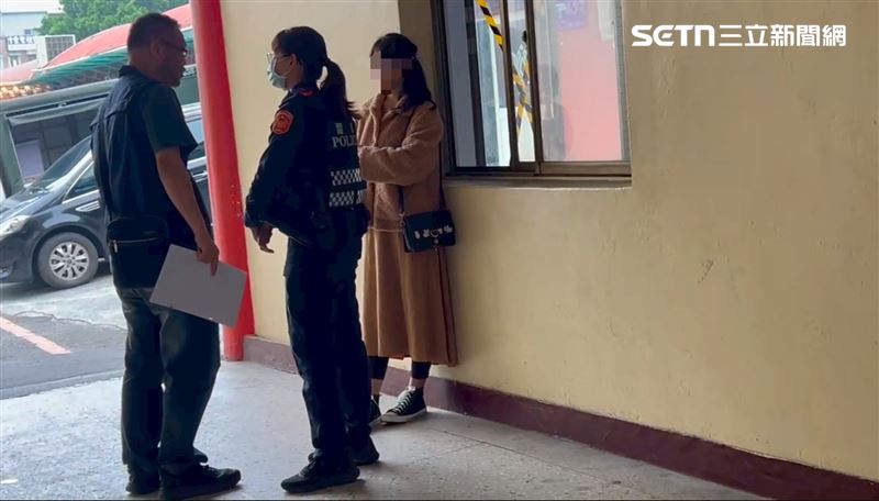 男嬰19日上午相驗，生母現身殯儀館。（圖／記者林昱孜攝影）