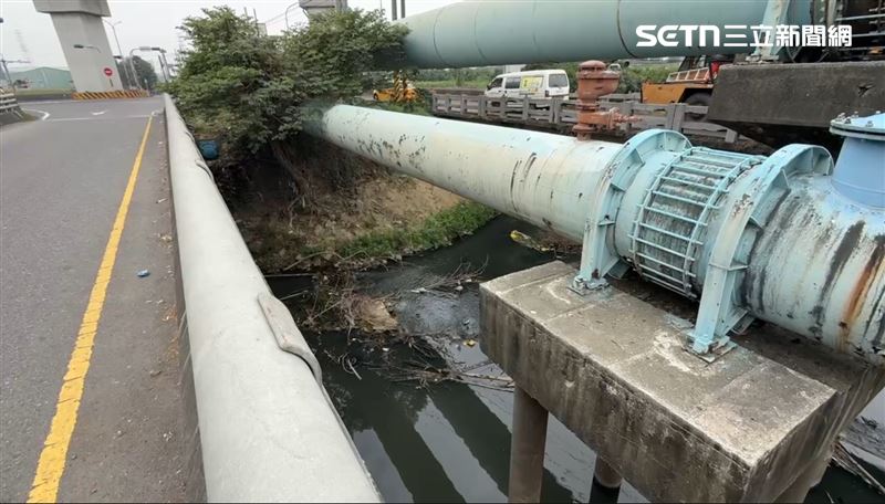 男嬰被當成垃圾棄置在大排水溝中，疑似死亡多時已經成為「一團黑泥」。（圖／翻攝畫面）