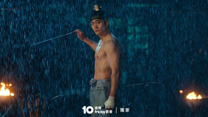 姜泰伍在劇中多次展現好身材。(圖/friDay影音提供)