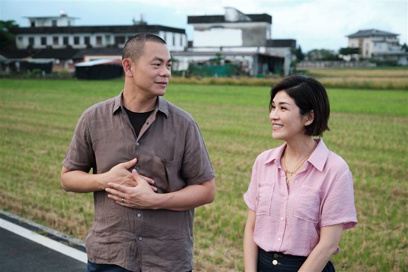 江振誠(左)帶著蔣雅淇(右2)逛宜蘭當地魚攤。(圖/TVBS提供)