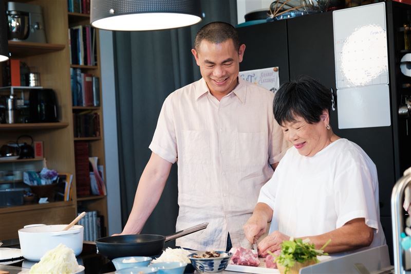 江振誠(左起)和媽媽分享家的滋味。(圖/TVBS提供)