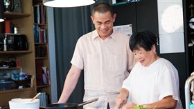 江振誠（左起）和媽媽分享家的滋味。(圖／TVBS提供）