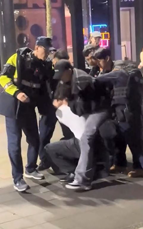 動手的羅男行為脫序，因身材壯碩，由多名警力協力壓制並帶回派出所管束。（圖／翻攝自Threads @axkso9911帳號）
