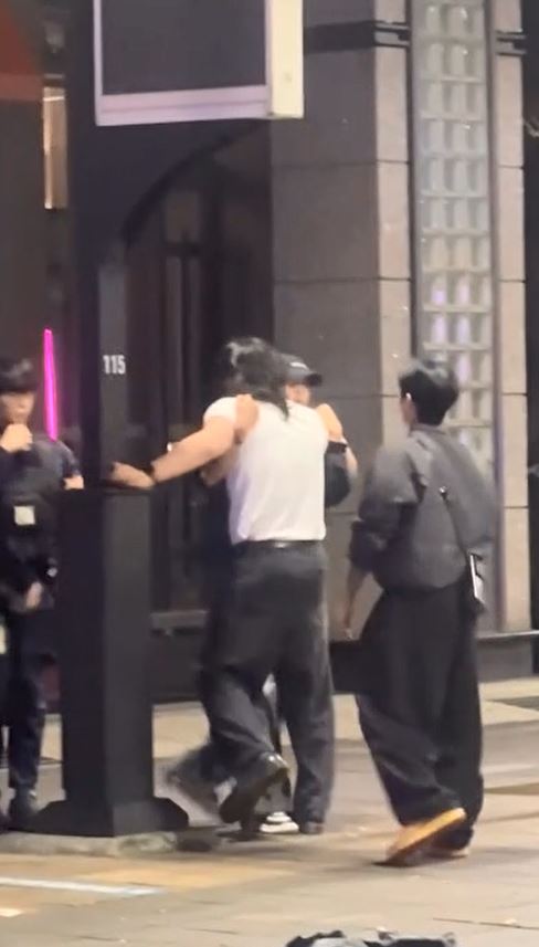 羅姓私人健身教練疑對蘇姓女學員有好感，要邀約女方遭拒，當街情緒失控動手打人。（圖／翻攝自Threads @axkso9911帳號）