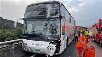 國1清晨4車追撞！國光客運曝「乘客傷勢」