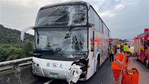 國1清晨4車追撞！國光客運曝「乘客傷勢」