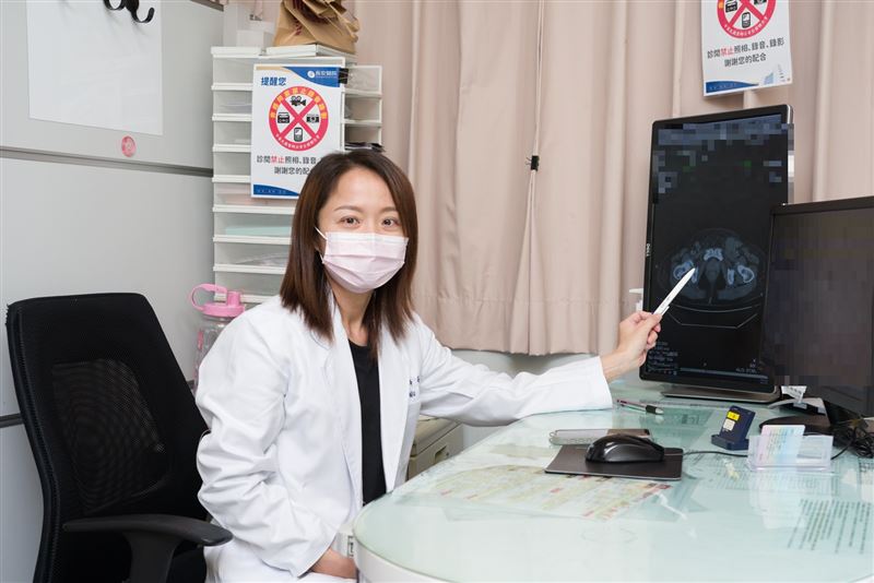 一名55歲外籍移工出現左下腹疼痛、雙腿水腫持續1週，婦產科醫師檢查警覺病情不單純，安排進一步檢查，竟是全身性惡性淋巴瘤。（圖／長安醫院提供）