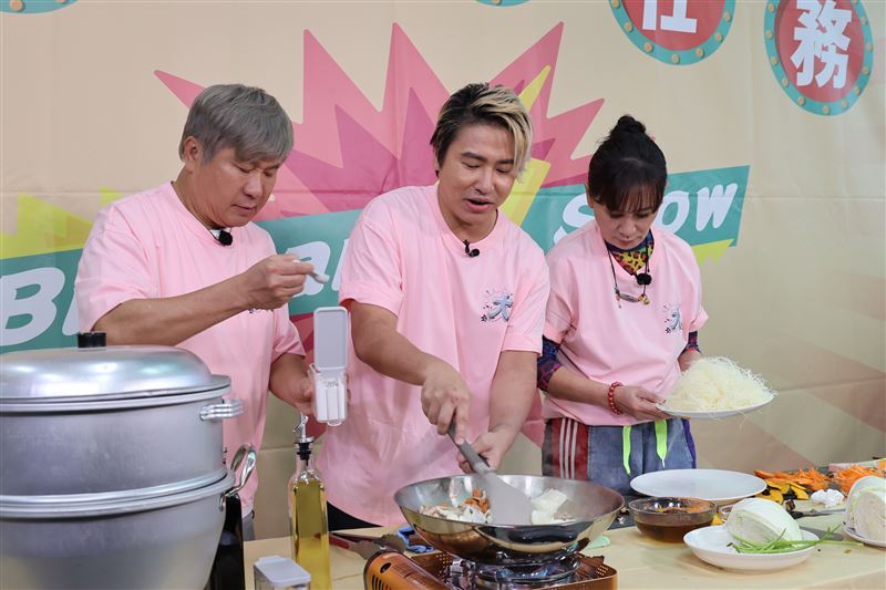 歐漢聲(左起)、胡瓜、陳亞蘭大手筆灑調味料。（圖／華視提供）