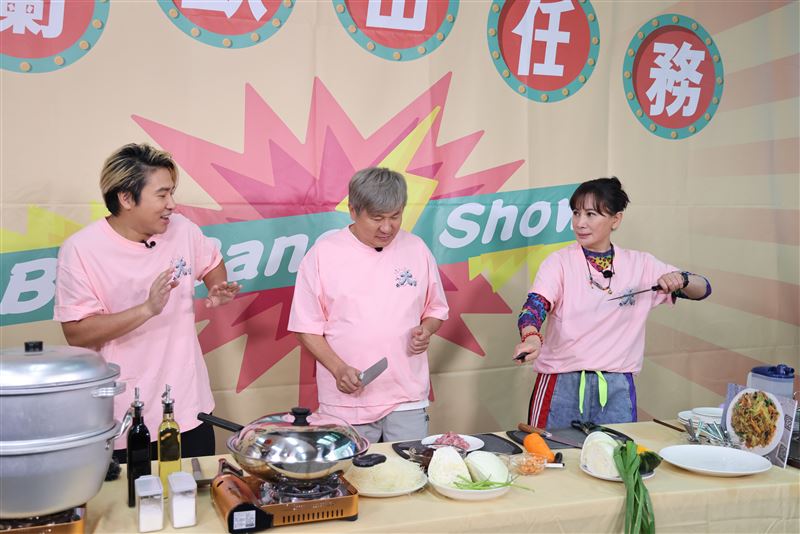 陳亞蘭（右）拿著菜刀隨意比劃，嚇得歐漢聲當場尖叫求饒。（圖／華視提供）