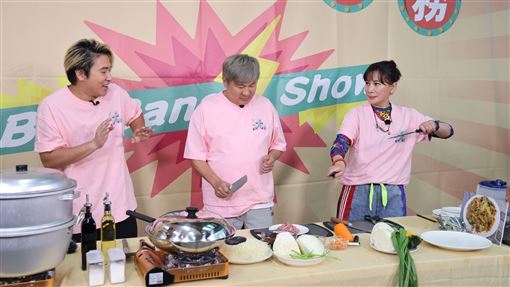 胡瓜節目出事　陳亞蘭突拿刀現身嚇壞全場