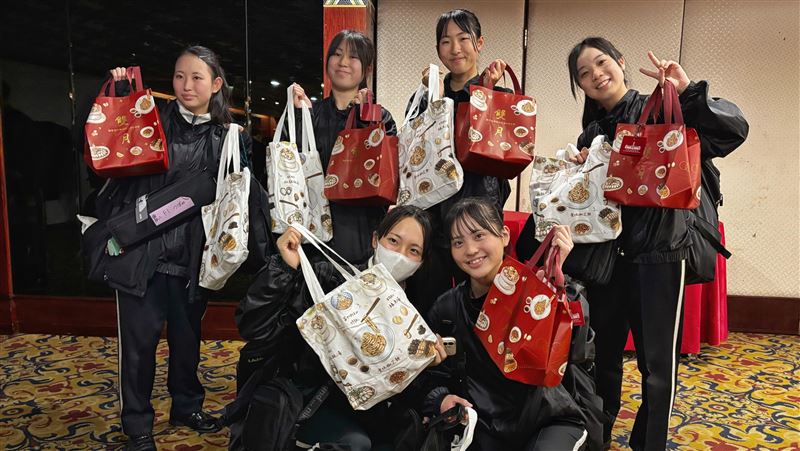 蕭美琴送台味宵夜 橘高、翡翠騎士嗨翻