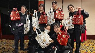 蕭美琴送台味宵夜　橘高、翡翠騎士嗨翻