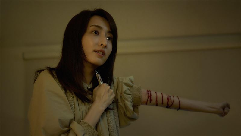 柯佳嬿崩潰!突自殘「整隻手臂流滿鮮血」