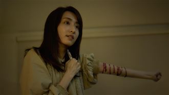 柯佳嬿崩潰！突自殘「整隻手臂流滿鮮血」