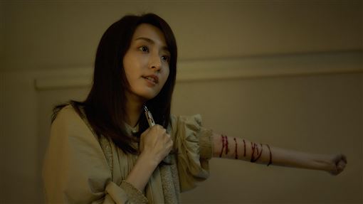 柯佳嬿崩潰！突自殘「整隻手臂流滿鮮血」