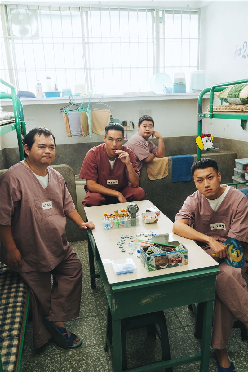 楊祐寧詮釋的黑道老大吉娃娃與小弟們同框時被形容神似《花木蘭》裡的侍衛組合。（圖／愛奇藝國際版、壹壹影業提供）