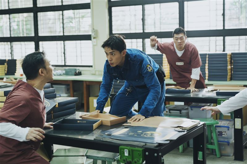 陳澤耀面對暴動的受刑人，反應超快連桌上都跳上。（圖／愛奇藝國際版、壹壹影業提供）