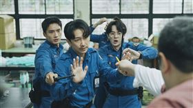 陳澤耀面對暴動的受刑人，反應超快連桌上都跳上。（圖／愛奇藝國際版、壹壹影業提供）