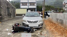 南投名間，開車撞人，持預藏水果刀刺殺，65歲男倒臥血破慘死(圖／翻攝畫面)