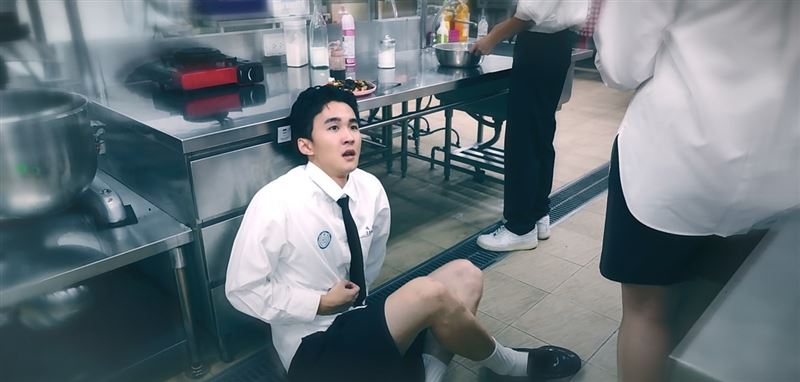 葉廷麒所飾演的學生在課後突然劇烈腹痛、倒地送醫。（圖／小公視提供）