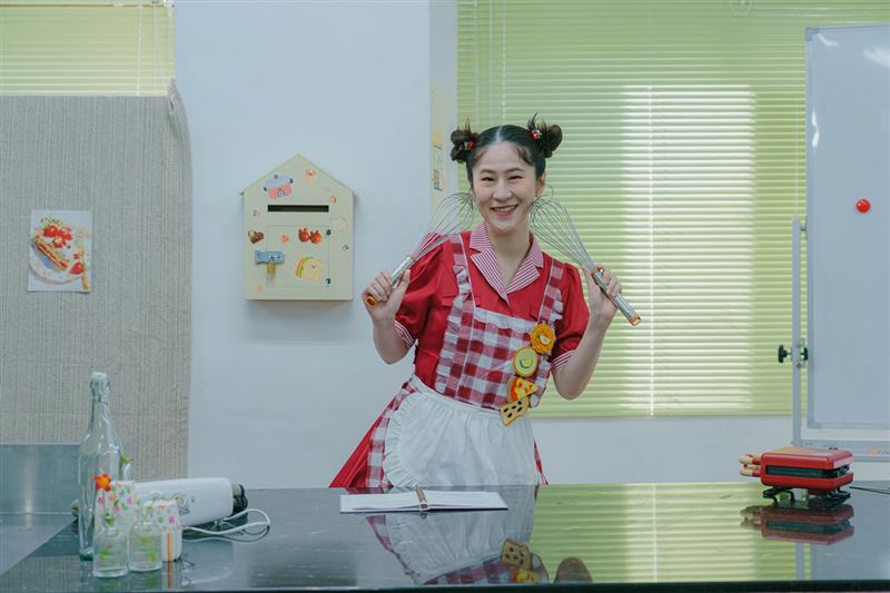 台北電影獎最佳女配角百白，化身活潑卻暗藏壓力的烹飪課老師。（圖／小公視提供）