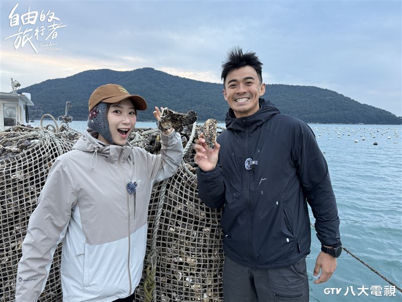 主持人融融(右)與搭檔咪蕾(左)凌晨3點出發拍攝捕撈牡蠣過程。(圖/八大提供)