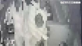 前里長蕭萬居帶著幫派成員進入餐酒館清場打人。（圖／翻攝畫面）