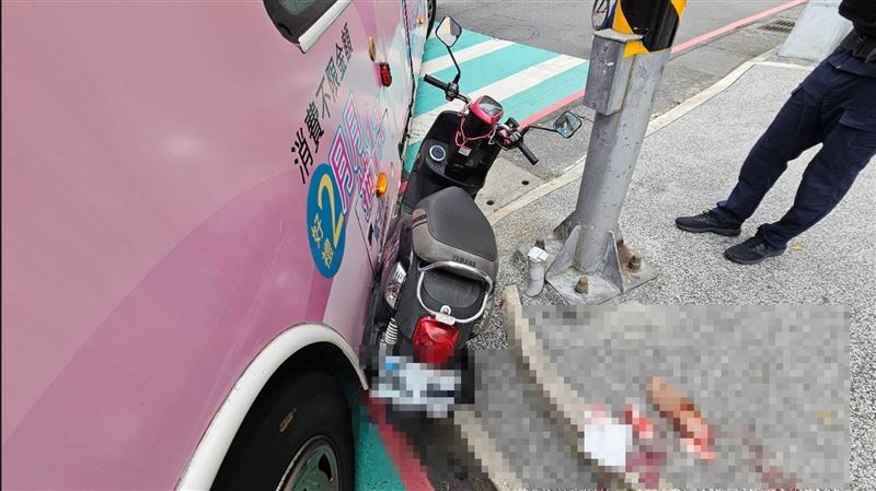 女騎士被撞後左腳踝骨折，現場滿地血。（圖／翻攝畫面）