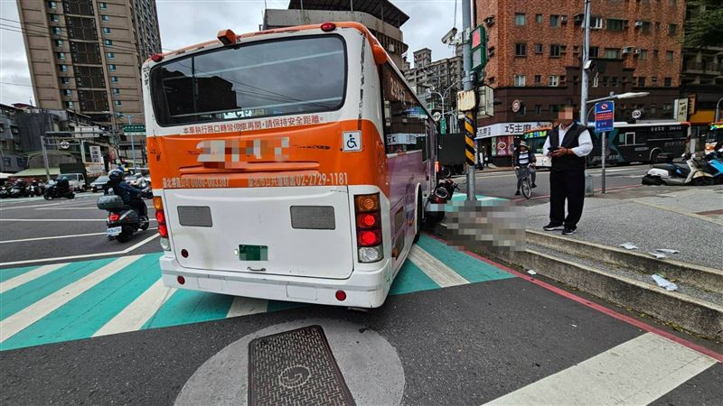 驚悚畫面曝!機車遭公車擦撞騎士骨折送醫