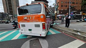 驚悚畫面曝！機車遭公車擦撞騎士骨折送醫