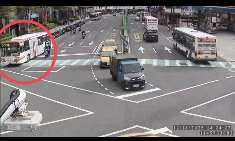 公車擦撞機車瞬間。（圖／翻攝畫面）