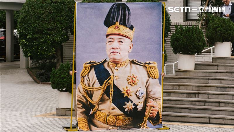 藍白立委發起彈劾總統賴清德的提案，更將賴清德P圖成袁世凱。（圖／記者楊士誼攝影）