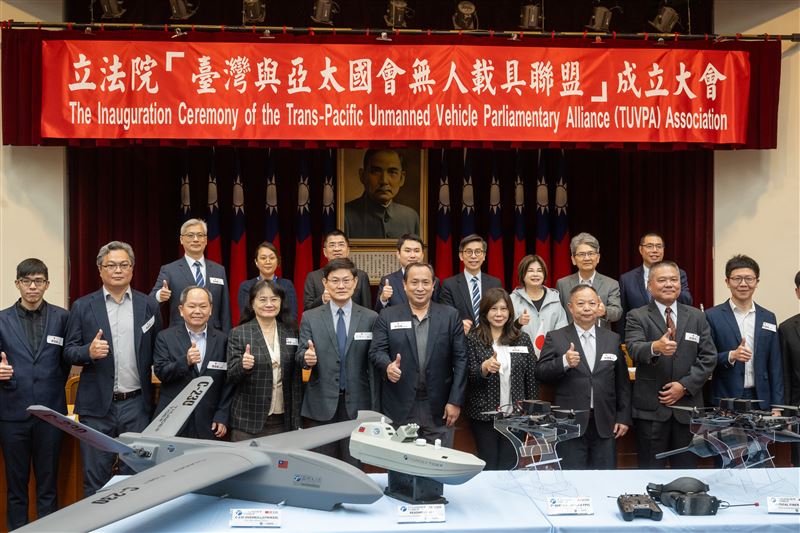 立法院「台灣與亞太國會無人載具聯盟」成立,鍾佳濱為首任會長,現場並有AIT,英國、印度、越南等辦事處及各界代表參與。(圖/鍾佳濱國會辦公室提供)