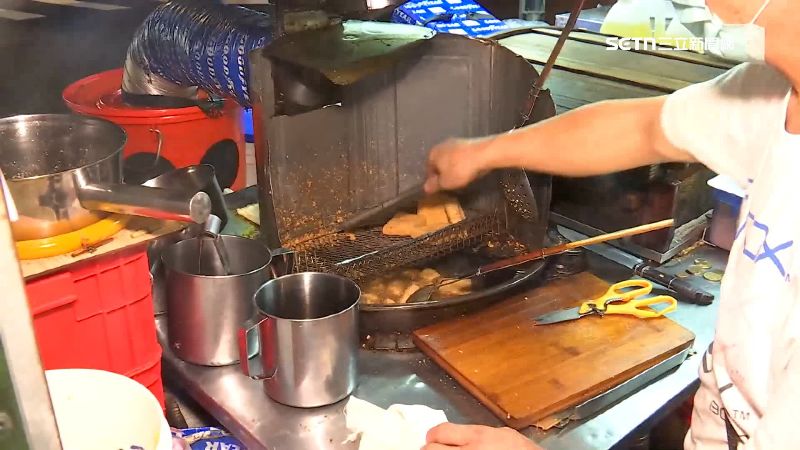 油鍋裡的臭豆腐香氣四溢
