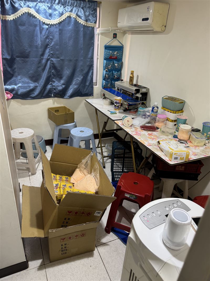 擔心毒品飄出異味，李嫌搬來電扇用強風吹向窗外。(圖／翻攝畫面)