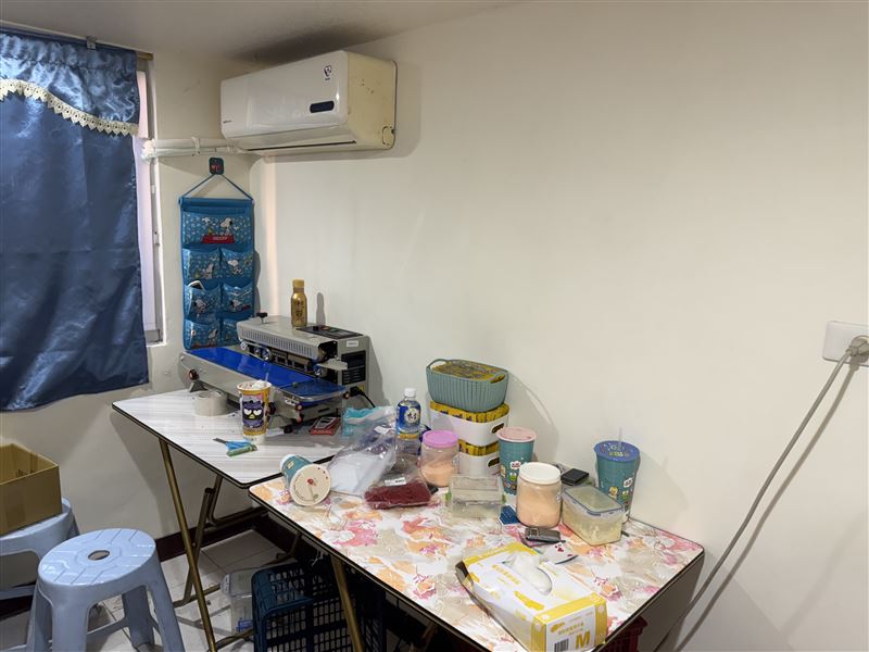 李姓嫌犯將製作好的毒品咖啡包，交給2名未成年少年跑腿販售。(圖／翻攝畫面)