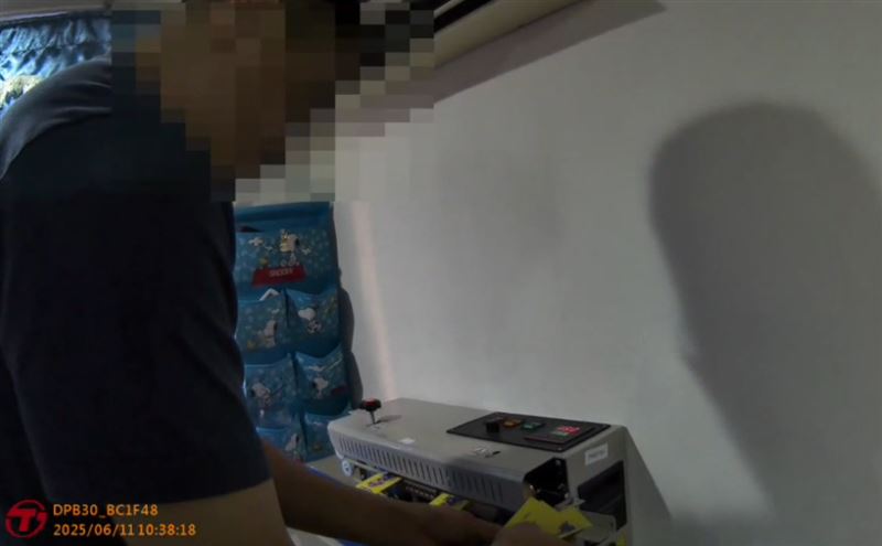 台中38歲李姓男子瞞著家人，把自己關在房間內製作、包裝毒品咖啡包。(圖／翻攝畫面)