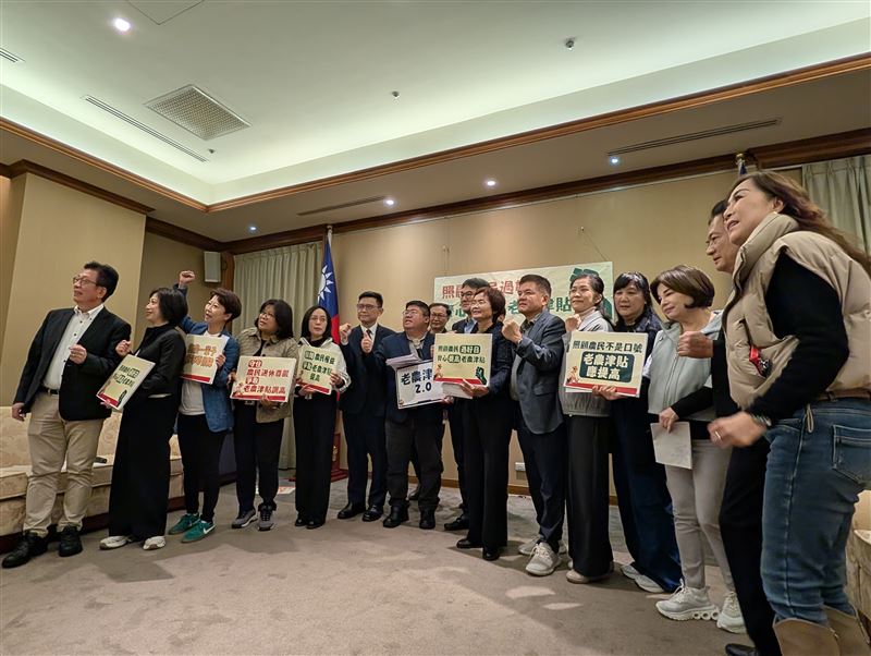 多名綠委主張老農津貼上調至1.2萬元，並放寬排富門檻。（圖／蔡易餘國會辦公室提供）