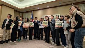 多名綠委主張老農津貼上調至1.2萬元，並放寬排富門檻。（圖／蔡易餘國會辦公室提供） 