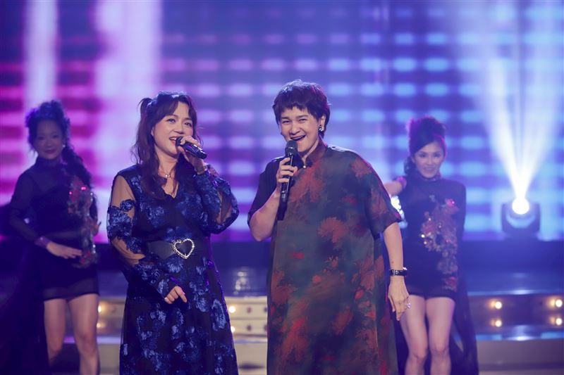 柯以敏（右）、秀蘭瑪雅同台。（圖／民視提供）