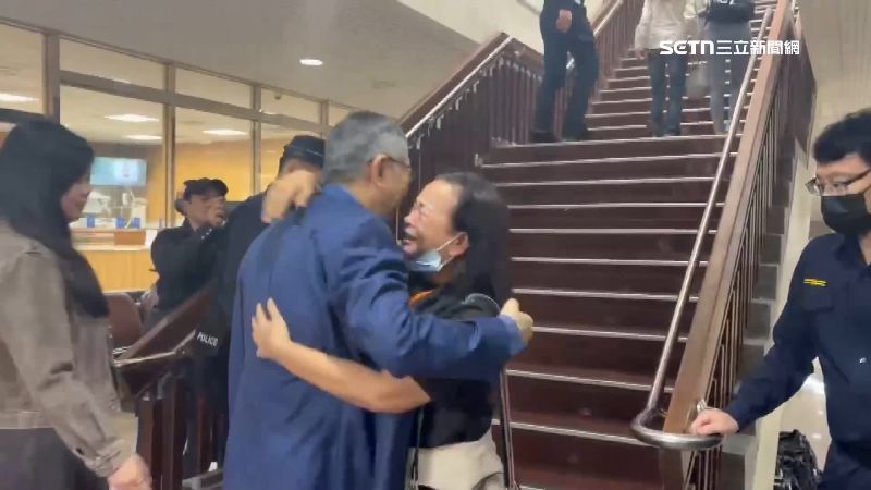 柯P遭揉臉擁抱　網調侃：佩琪在後面很火