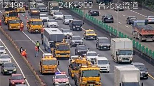 獨／華航交通車國1追撞4汽車　回堵5公里