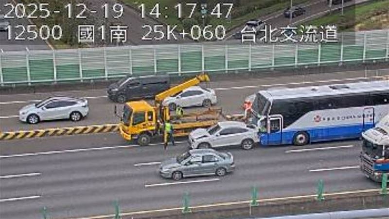 車禍事故現場情形。（圖／翻攝自國道即時影像）