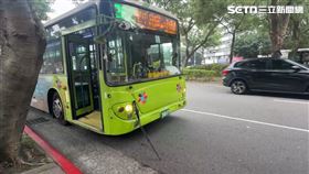 台北市八德路與敦化北路口發生4部公車追撞事故，導致3名乘客受傷送醫。（圖／翻攝畫面）