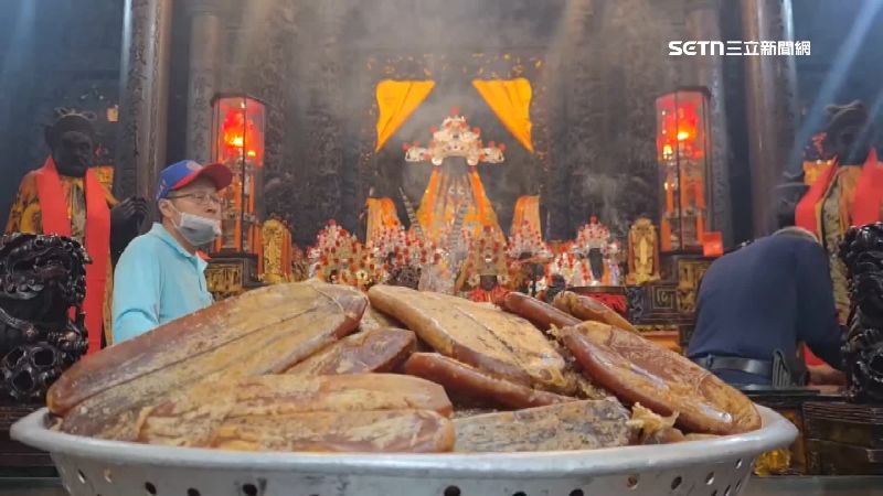 溫王爺聖誕捐600斤烏魚子 信徒整片拿著啃
