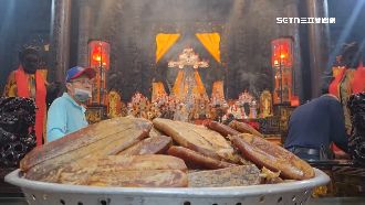 溫王爺聖誕捐600斤烏魚子 信徒整片拿著啃